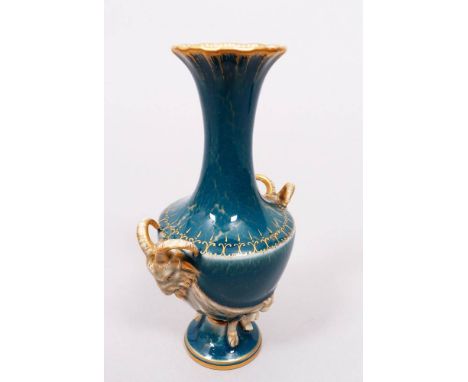 Kleine Widderkopf-Vase, KPM-Berlin, um 1900/10 Porzellan, petrolfarben geflammt glasiert und gold-bemalt, auf rundem Stand, a