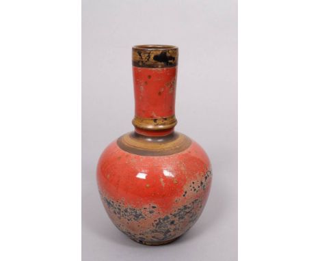 Sutton Taylor (geb. 1943 in Yorkshire, England) Vase, Keramik, rot/ockerfarbene Glasur mit schwarz/silbrigen u. goldenen Verl