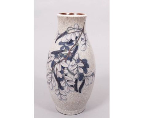 Jugendstil-Vase mit Wicken, Bing & Gröndahl, um 1914/15 Porzellan, polychrom bemalt, auf rundem Standring, gebauchter Korpus 