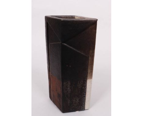 Antje Brüggemann-Breckwoldt (geb. 1941 in Bützow) Keramik, braun/schwarz/grau glasiert, große, im Schnitt rautenförmige Vase,