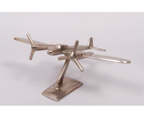 Flugzeugmodell auf Stand, unbekannter Hersteller, 20.Jh. auf geschwungenem Stand, 2-motorige Propellermaschine im Stil der 30