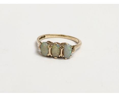 A ladies 9ct gold opal ring. 2.05 grams. 