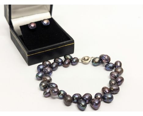 A pearl bracelet and earring set. Measurements of bracelet 20cm 