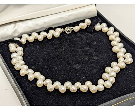 A pearl necklace. Measurements open 39cm 