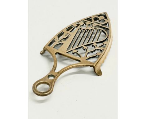 A late 19th century Irish crowned harp brass stand. 25cm 