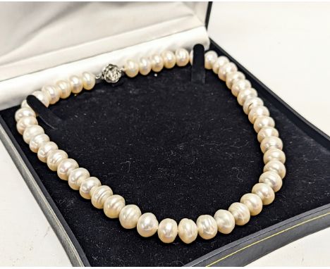 A pearl necklace. Measurements open 43cm 