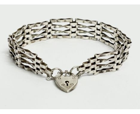 A silver Gate bracelet. London, 1958. 15.26 grams. 