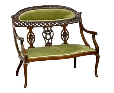An Edwardian carved mahogany 2 seater sofa. 