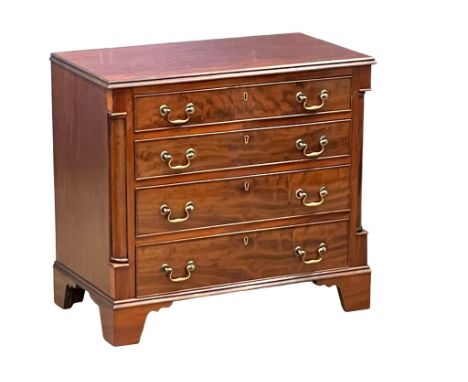 An early 20th century fine proportioned George III style chest of drawers with brass drop handles on bracket feet. 76x43.5x70