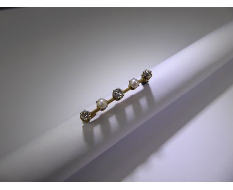 An Antique 18ct (tested) Yellow Gold Diamond and Pearl Bar Brooch. 1 x 30 pt and 2 x 18 pt old cut dias 2 x 4 mm seed pearls,