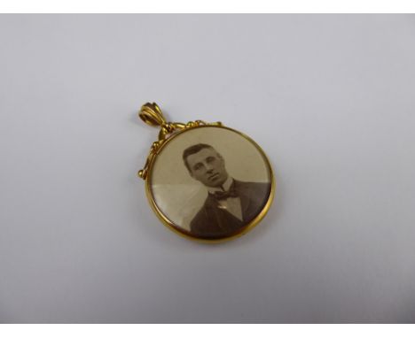 An Antique 18ct Yellow Gold (tested) Double Portrait Locket, approx 4.6 gms.