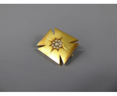 An Edwardian 9ct Yellow Gold Brooch, with a single pearl to centre, Maltese Cross design, 30 x 25 cms, approx 8.9 gms.
