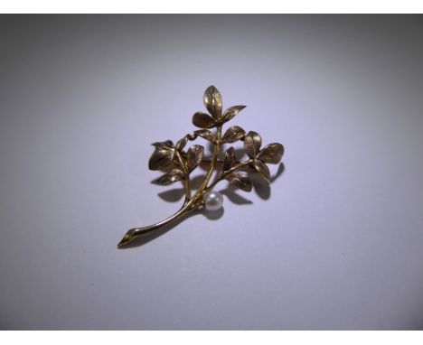 A Lady's 9ct Gold and Pearl Foliate Brooch, approx 40 x 35 mm, approx 3.9 gms.