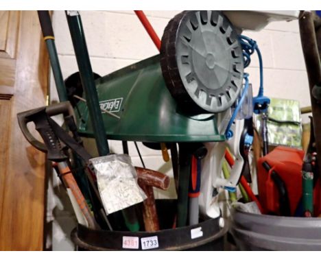 A bin of mixed garden tools. All electrical items in this lot have been PAT tested for safety and have passed. This does not 