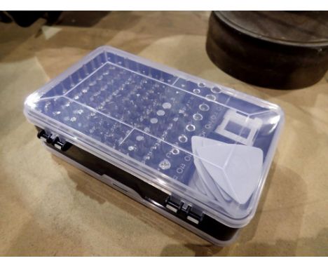 Compact toolbox for electronic components with 100 accessories 