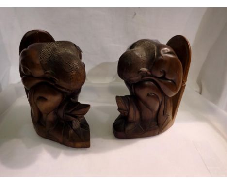 Pair of carved hardwood figural bookends. UK P&amp;P Group 2 (£20+VAT for the first lot and £4+VAT for subsequent lots) 