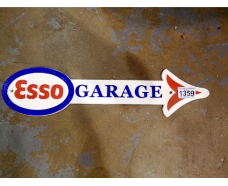 Cast iron Esso arrow garage sign, W: 40 cm. UK P&amp;P Group 2 (£20+VAT for the first lot and £4+VAT for subsequent lots)