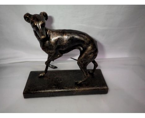 Cast iron greyhound on plinth. L: 22 cm UK P&amp;P Group 2 (£20+VAT for the first lot and £4+VAT for subsequent lots) 
