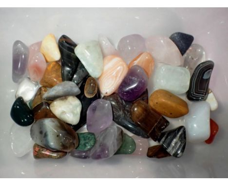 Collection of polished gemstones and minerals. UK P&amp;P Group 1 (£16+VAT for the first lot and £2+VAT for subsequent lots) 