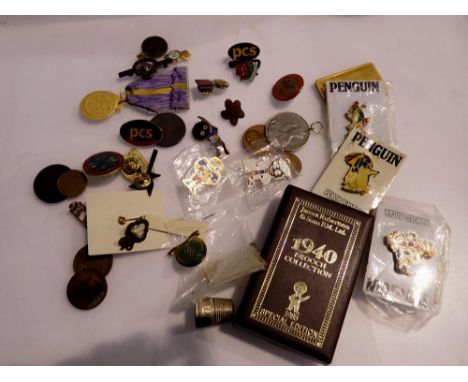 Box of mixed collectable badges including penguin. UK P&amp;P Group 1 (£16+VAT for the first lot and £2+VAT for subsequent lo