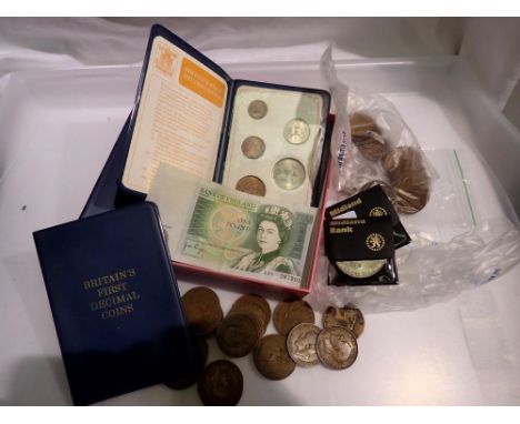 Small collection of British coins to include three sets Britains Frist decimal coins, 1950 George VI half crown and Elizabeth