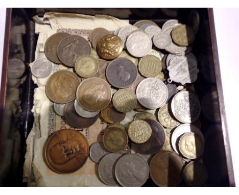 Wooden box of world coins and banknotes. UK P&amp;P Group 1 (£16+VAT for the first lot and £2+VAT for subsequent lots) 
