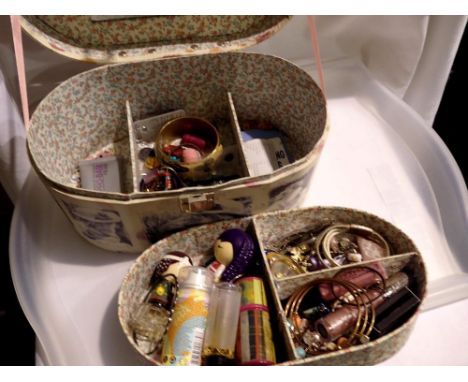 Small jewellery box with contents. UK P&amp;P Group 2 (£20+VAT for the first lot and £4+VAT for subsequent lots) 