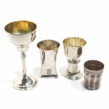 Pokal und drei Becher