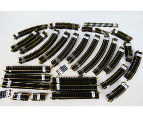 Fleischmann - Over 100 pieces of unboxed Fleishmann OO gauge brass track. Lot includes Fleischmann R4 curves; 6001 straight; 