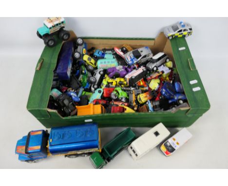 Hongwell - Matchbox - Tomy - Others - A large quantity of unboxed and playworn diecast and plastic model vehicles in a variet