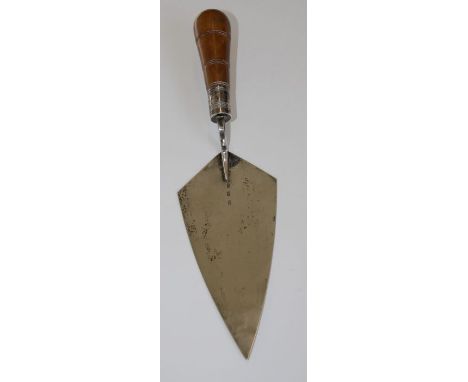 A silver bladed trowel with turned wooden handle, the blade inscribed ' Jacobo M Higginson arinigavo Provincia Plafecto Regio