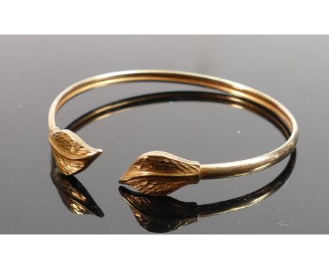 9ct gold leaf bangle, 6.7g: 