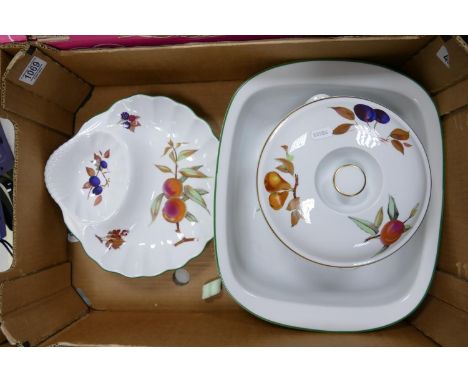 A collection of Royal Worcester Evesham Vale &amp; similar Oven to Table Ware including: large roasting dish, casserole dish 