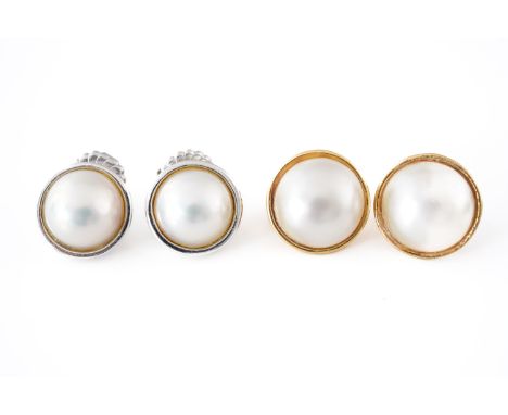 A PAIR OF WHITE GOLD AND MABE PEARL EARSTUDS AND ANOTHER PAIR OF GOLD AND IMITATION PEARL EARCLIPS (4)The first pair mounted 