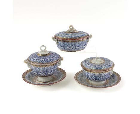 A GROUP OF WORCESTER `ROYAL LILY' PATTERN PORCELAIN ( 8)Late 18th century Comprising; a circular two-handled saucer tureen, c