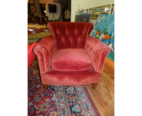 An Edwardian walnut framed library chair, button back upholstered in a burgundy felt fabric, raised on inlaid tapered legs an