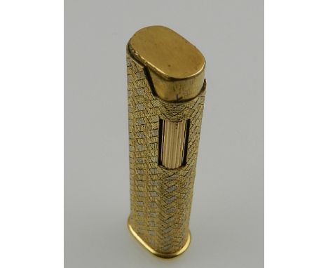 Alfred Dunhill, England. An 18ct two-tone gold lighter, of rattan design. H: 7cm