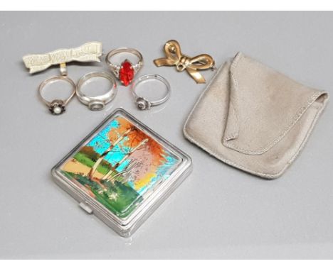 Mixed lot of items includes butterfly cased compact, 4 dress rings &amp; 2 brooches (1 is silver)