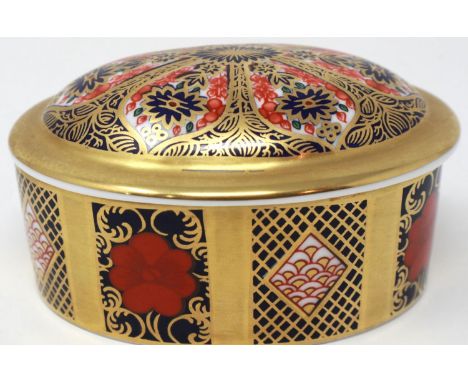 Royal Crown Derby Old Imari covered pot in the 1128 pattern, L: 90 mm, slight wear to gilt, otherwise no cracks or chips. P&a