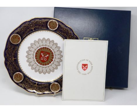 Cased limited edition Spode plate to commemorate The Restoration of The York Minster, 379/1000, D: 28 cm, no cracks or chips.