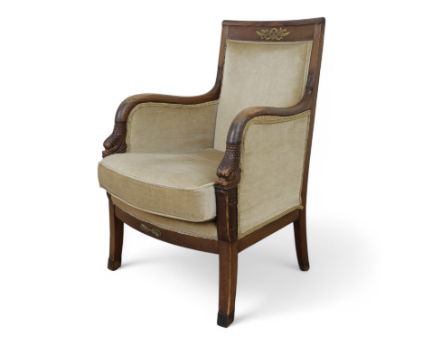 Mahoniehouten fauteuil, Empire, met op de armleggers gestoken dolfijnen. Met los zitkussen en goudkleurige stoffering [1]