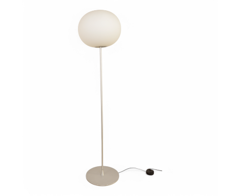 Jasper Morrison voor Flos, 'Glo-Ball F3' vloerlamp. Aluminium met opaalglazen kap (krasjes). Hierbij armatuur voor Flos wandl