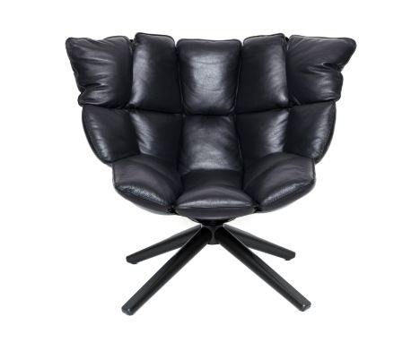 Patricia Urquiola voor B &amp; B Italia, Italië, 'Husk' fauteuil. Kunstoffen schaal met afneembare, zwarte lederen kussens. D