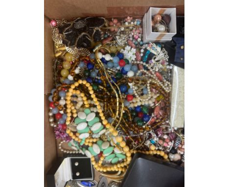 Box of vintage costume jewellery 