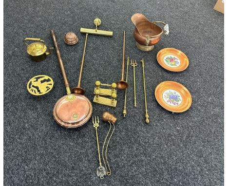Large selection of vintage and later copper ware 