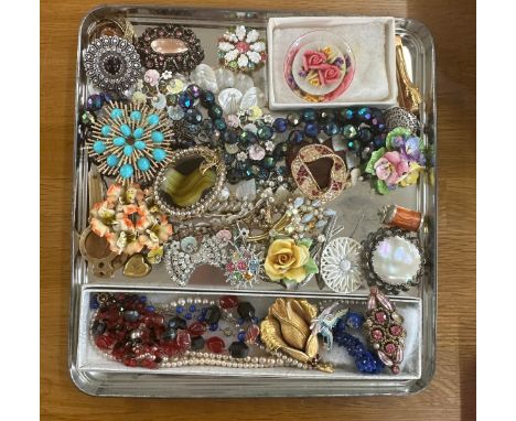 Box of vintage costume jewellery 