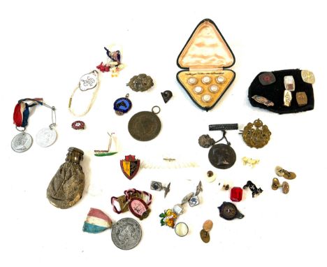 Vintage badges and medals etc includes RAF, Butlins, Boys Brigade etc 