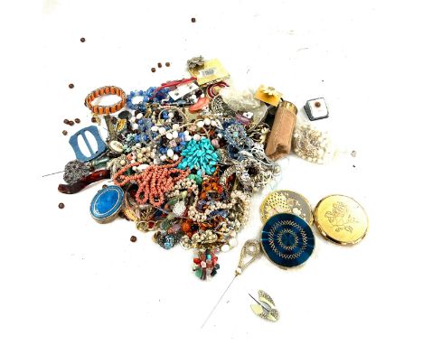 Tin of vintage costume jewellery including powder compacts and scissors 