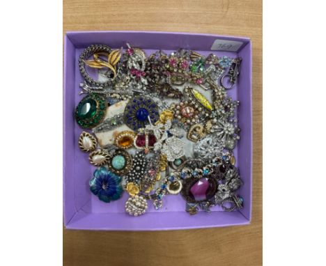 Box of vintage costume jewellery 