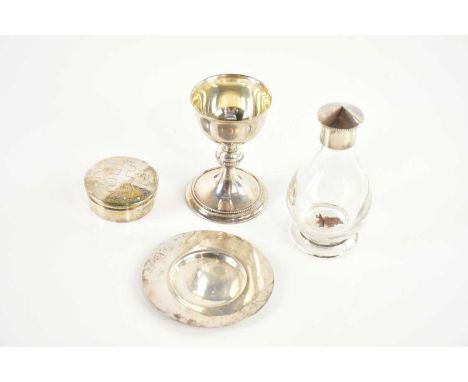 A R MOWBRAY & CO LTD; an Elizabeth II cased hallmarked silver part communion set, London 1952, weighable silver, 3.93ozt/ 122